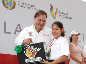 ENTREGA JAVIER DUARTE RECONOCIMIENTOS A ALUMNAS DEL COBAEV