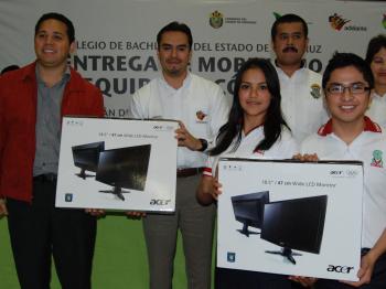 Plantel 52 de Cosautlán recibe mobiliario y equipo 