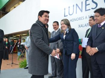 Entrega Secretaría de Educación constancias a docentes COBAEV