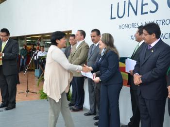 Entrega Secretaría de Educación constancias a docentes COBAEV