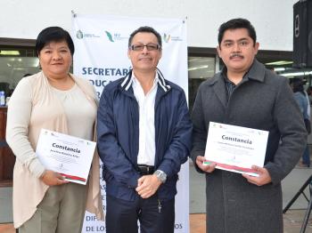 Entrega Secretaría de Educación constancias a docentes COBAEV