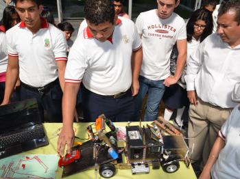 Exponen experimentos de física