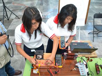 Exponen experimentos de física