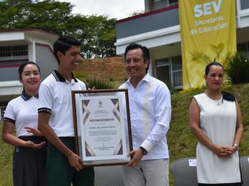 EL GOBERNADOR CUITLÁHUAC GARCÍA ENTREGA RECONOCIMIENTO A HÉCTOR JAIR