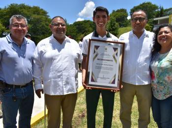 EL GOBERNADOR CUITLÁHUAC GARCÍA ENTREGA RECONOCIMIENTO A HÉCTOR JAIR