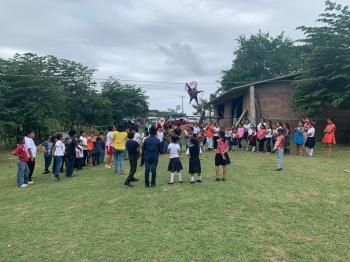 ALUMNOS DEL COBAEV LLEVAN ALEGRÍA A NIÑOS DE SUS COMUNIDADES