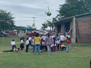 ALUMNOS DEL COBAEV LLEVAN ALEGRÍA A NIÑOS DE SUS COMUNIDADES