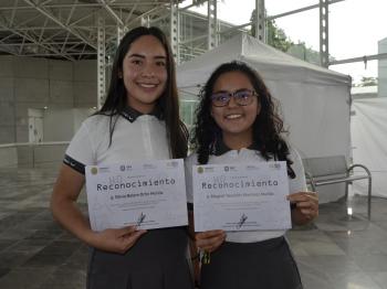 ALUMNAS RECIBEN RECONOCIMIENTO POR ACTIVIDADES CIENTÍFICAS 