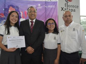 ALUMNAS RECIBEN RECONOCIMIENTO POR ACTIVIDADES CIENTÍFICAS 