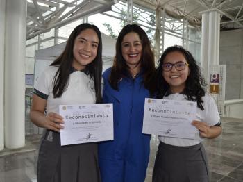 ALUMNAS RECIBEN RECONOCIMIENTO POR ACTIVIDADES CIENTÍFICAS 