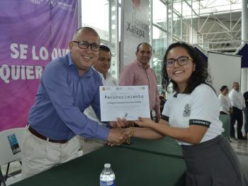 ALUMNAS RECIBEN RECONOCIMIENTO POR ACTIVIDADES CIENTÍFICAS 