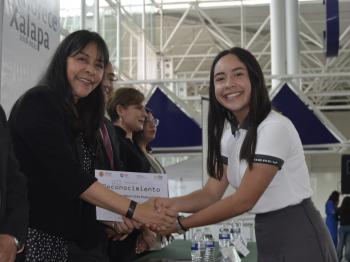 ALUMNAS RECIBEN RECONOCIMIENTO POR ACTIVIDADES CIENTÍFICAS 