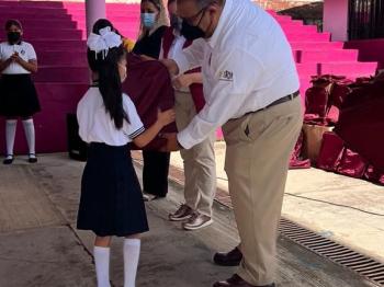 COBAEV PARTICIPA EN LA DISTRIBUCIÓN DE PAQUETES DE ÚTILES ESCOLARES