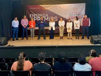 GANADORES DEL DECIMOCTAVO SORTEO COBAEV RECIBEN PREMIOS