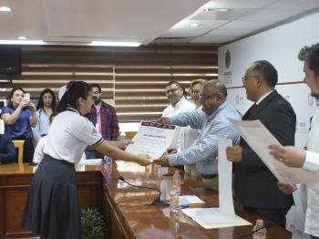 RECIBEN PREMIOS GANADORES DE CONCURSO #NOTELAJUEGUESCONLASDROGAS