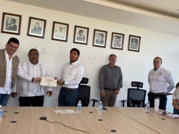 ENLACES DE BECA “BENITO JUÁREZ” RECIBEN RECONOCIMIENTO